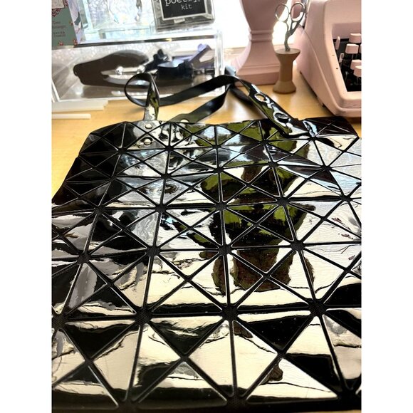 Issey Miyake Style Black Geometric Tote Bag With Glossy Finish & Adjustable Hand - Picture 4 of 5